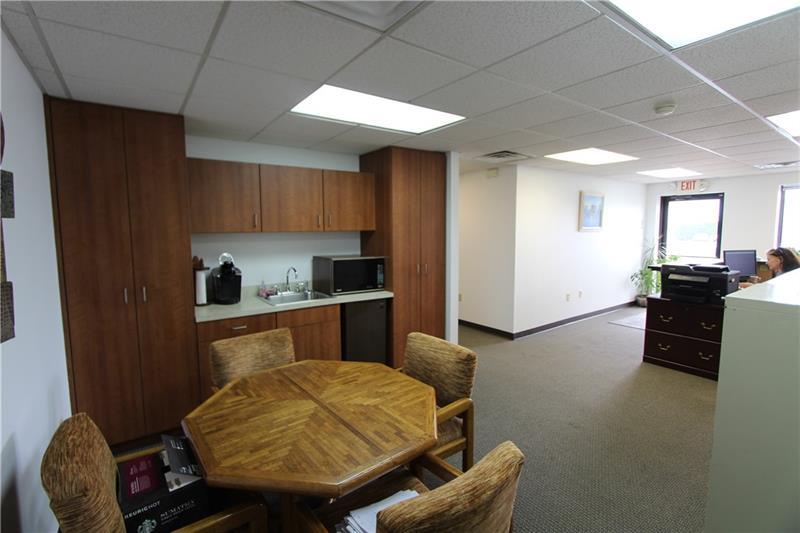 6 Commerce Photo 3