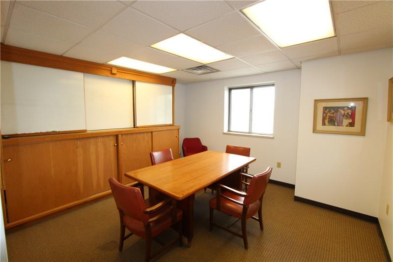 6 Commerce Photo 7