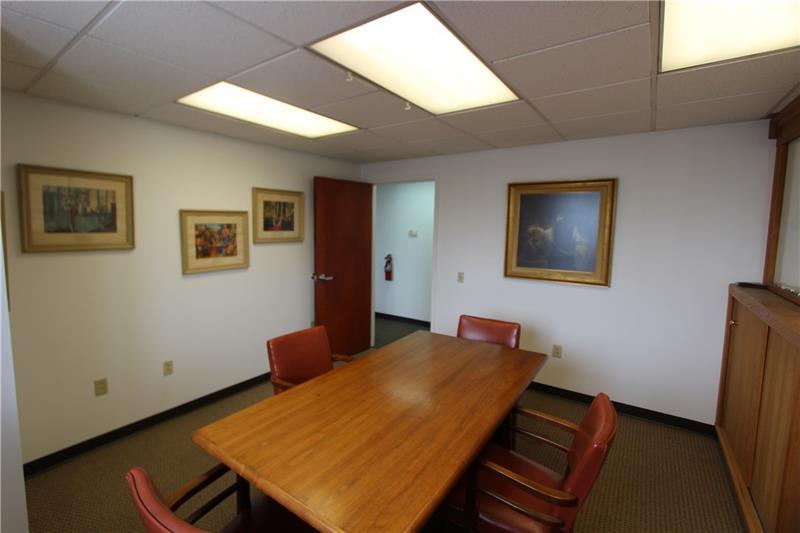 6 Commerce Photo 8